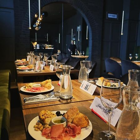 Brut Wine Hotel Зарасай Экстерьер фото